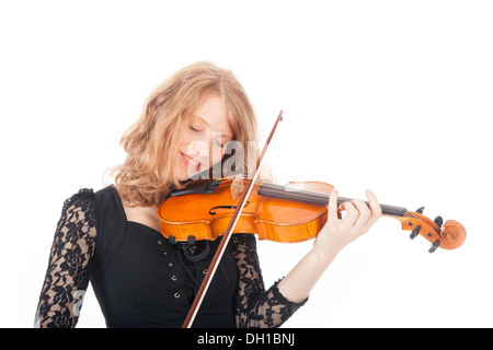 junge Frau im schwarzen Kleid spielt Geige vor weißem Hintergrund Stockfoto