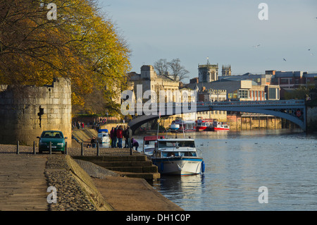 Auf der Suche Lendal Bridge, Herbstfärbung, York, Yorkshire, England Stockfoto