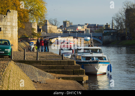 Auf der Suche Lendal Bridge, Herbstfärbung, York, Yorkshire, England Stockfoto