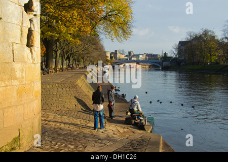 Auf der Suche Lendal Bridge, Herbstfärbung, York, Yorkshire, England Stockfoto