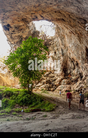 Touristen in Vela Spila (große Höhle) befindet sich in der Nähe von Vela Luka auf der Insel Korcula, Kroatien Stockfoto