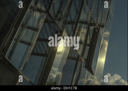 Fenster eines Hochhauses in der Abendsonne Stockfoto