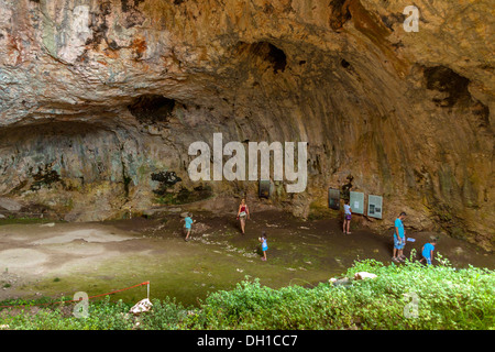 Touristen in Vela Spila (große Höhle) befindet sich in der Nähe von Vela Luka auf der Insel Korcula, Kroatien Stockfoto