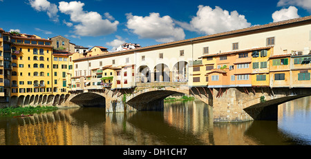 Panoramablick auf die mittelalterliche der Ponte Vecchio ("alte Brücke") überqueren den Fluss Arno im Hiostoric Zentrum von Florenz Stockfoto