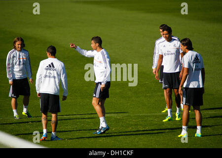 Madrid, Spanien. 29. Oktober 2013. Real Madrid-Spieler Cristiano Ronaldo gebende Anweisungen von Teamkollegen Luka Modric, Angel Di Maria (von hinten), Gareth Bale umgeben versteckt (), Raphael Varane und Sami Khedira bei Real Madrid in der letzten Trainingseinheit in der Valdebebas Sportanlage vor der Partie zwischen Real Madrid und Sevilla, Spieltag 11 La Liga 2013 am 29. Oktober 2013 in Madrid, Spanien. Bildnachweis: Madridismo Sl/Madridismo/ZUMAPRESS.com/Alamy Live-Nachrichten Stockfoto