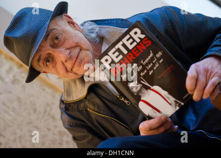 Hannover, Deutschland. 24. Oktober 2013. Musiker und Schlagzeuger der deutschen Band "Trio", Peter Behrens, hält seine Autobiographie "Der Clown Mit der Trommel. Meine Jahre Mit Trio - Aber Nicht Nur "(" der Clown mit der Trommel. Meine Jahre mit der Trio - aber nicht nur "), das wird heutzutage in Hannover, Deutschland, 24. Oktober 2013 veröffentlicht werden. Foto: Christoph Schmidt/Dpa/Alamy Live News Stockfoto