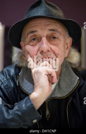 Hannover, Deutschland. 24. Oktober 2013. Musiker und Schlagzeuger der deutschen Band "Trio", Peter Behrens, stellt wie präsentiert er seine Autobiografie "Der Clown Mit der Trommel. Meine Jahre Mit Trio - Aber Nicht Nur "(" der Clown mit der Trommel. Meine Jahre mit der Trio - aber nicht nur "), das wird heutzutage in Hannover, Deutschland, 24. Oktober 2013 veröffentlicht werden. Foto: Christoph Schmidt/Dpa/Alamy Live News Stockfoto