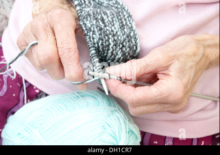 Ältere Frau eine Kleidungsstück stricken - stricken ist nicht nur ein großartiges Hobby / Interesse aber hilft das Gehirn aktiv zu halten. Diese Rentner hat schlechte arthritiritis Stockfoto