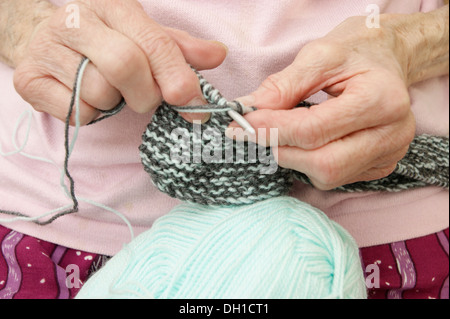 Ältere Frau eine Kleidungsstück stricken - stricken ist nicht nur ein großartiges Hobby / Interesse aber hilft das Gehirn aktiv zu halten. Diese Rentner hat schlechte arthritiritis Stockfoto