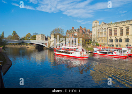 Auf der Suche Lendal Bridge, Herbstfärbung, York, Yorkshire, England Stockfoto