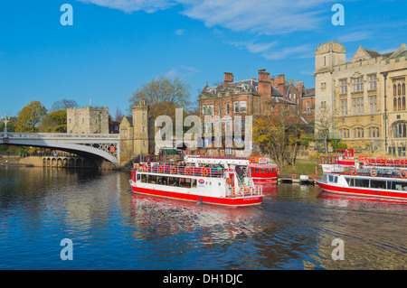 Auf der Suche Lendal Bridge, Herbstfärbung, York, Yorkshire, England Stockfoto