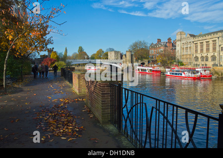 Auf der Suche Lendal Bridge, Herbstfärbung, York, Yorkshire, England Stockfoto