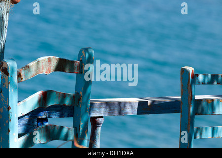 Mediterrane Stimmung und typisch griechische blaue Stühle in Matala, gelegen an der Bucht der Messara-Ebene, Region Heraklion, Kreta, Griechenland. Stockfoto