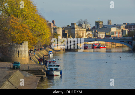 Auf der Suche Lendal Bridge, Herbstfärbung, York, Yorkshire, England Stockfoto