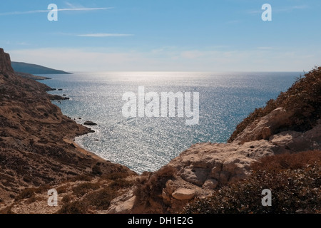 Letzten Sonnenlicht über das Libysche Meer und Blick auf den Red Beach im Süden von Matala auf Kreta, Griechenland. Stockfoto