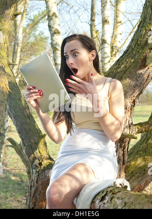 schockiert junge Frau mit TabletPC Stockfoto