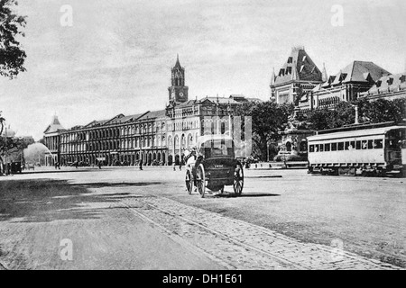 Straßenbahn und Pferdewagen am Flora Fountain Hutatma Chowk mit High Court Rajabai Clock Tower Bombay Mumbai Maharashtra Indien Asien alter Jahrgang 1900s Bild Stockfoto