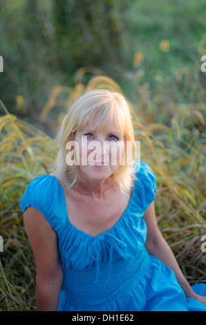 Hübsche applying Frau im freien Stockfoto