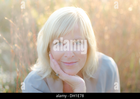 Ältere Frau im freien Stockfoto