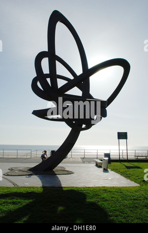 Der Kite-Trail ist eine Skulptur des Künstlers Andrew Rowe als Teil der Strandpromenade von Aberavon Regeneration in Auftrag gegeben. Stockfoto