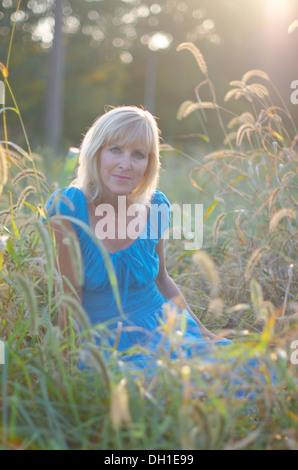 Ziemlich mittlere gealterte Frau im freien Stockfoto