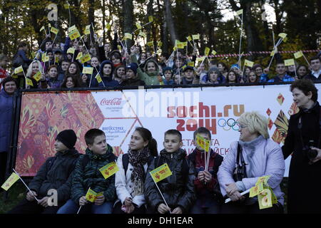 Swetlogorsk, Russland 29. Oktober 2013 Olympischen Fackel der Winter-Olympischen Spiele Sotschi 2014 besucht Kliningrads Oblast. Relais-Teilnehmer lief durch die Straßen von Swetlogorsk Stadt an der Ostseeküste. Bildnachweis: Michal Fludra/Alamy Live-Nachrichten Stockfoto