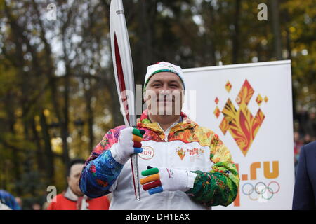 Swetlogorsk, Russland 29. Oktober 2013 Olympischen Fackel der Winter-Olympischen Spiele Sotschi 2014 besucht Kliningrads Oblast. Relais-Teilnehmer lief durch die Straßen von Swetlogorsk Stadt an der Ostseeküste. Bildnachweis: Michal Fludra/Alamy Live-Nachrichten Stockfoto