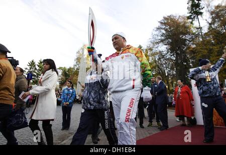 Swetlogorsk, Russland 29. Oktober 2013 Olympischen Fackel der Winter-Olympischen Spiele Sotschi 2014 besucht Kliningrads Oblast. Relais-Teilnehmer lief durch die Straßen von Swetlogorsk Stadt an der Ostseeküste. Bildnachweis: Michal Fludra/Alamy Live-Nachrichten Stockfoto