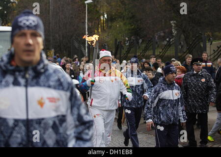 Swetlogorsk, Russland 29. Oktober 2013 Olympischen Fackel der Winter-Olympischen Spiele Sotschi 2014 besucht Kliningrads Oblast. Relais-Teilnehmer lief durch die Straßen von Swetlogorsk Stadt an der Ostseeküste. Bildnachweis: Michal Fludra/Alamy Live-Nachrichten Stockfoto