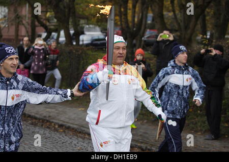 Swetlogorsk, Russland 29. Oktober 2013 Olympischen Fackel der Winter-Olympischen Spiele Sotschi 2014 besucht Kliningrads Oblast. Relais-Teilnehmer lief durch die Straßen von Swetlogorsk Stadt an der Ostseeküste. Bildnachweis: Michal Fludra/Alamy Live-Nachrichten Stockfoto