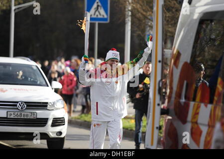 Swetlogorsk, Russland 29. Oktober 2013 Olympischen Fackel der Winter-Olympischen Spiele Sotschi 2014 besucht Kliningrads Oblast. Relais-Teilnehmer lief durch die Straßen von Swetlogorsk Stadt an der Ostseeküste. Bildnachweis: Michal Fludra/Alamy Live-Nachrichten Stockfoto