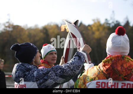 Swetlogorsk, Russland 29. Oktober 2013 Olympischen Fackel der Winter-Olympischen Spiele Sotschi 2014 besucht Kliningrads Oblast. Relais-Teilnehmer lief durch die Straßen von Swetlogorsk Stadt an der Ostseeküste. Bildnachweis: Michal Fludra/Alamy Live-Nachrichten Stockfoto