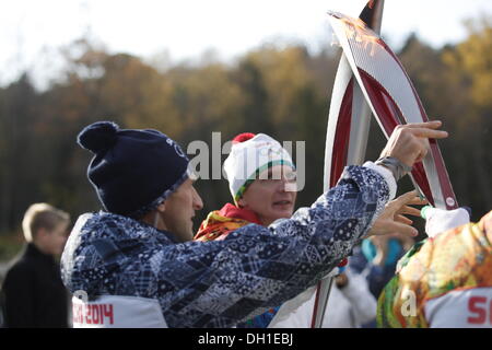 Swetlogorsk, Russland 29. Oktober 2013 Olympischen Fackel der Winter-Olympischen Spiele Sotschi 2014 besucht Kliningrads Oblast. Relais-Teilnehmer lief durch die Straßen von Swetlogorsk Stadt an der Ostseeküste. Bildnachweis: Michal Fludra/Alamy Live-Nachrichten Stockfoto