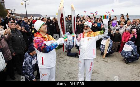 Swetlogorsk, Russland 29. Oktober 2013 Olympischen Fackel der Winter-Olympischen Spiele Sotschi 2014 besucht Kliningrads Oblast. Relais-Teilnehmer lief durch die Straßen von Swetlogorsk Stadt an der Ostseeküste. Bildnachweis: Michal Fludra/Alamy Live-Nachrichten Stockfoto