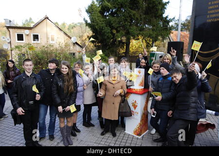 Swetlogorsk, Russland 29. Oktober 2013 Olympischen Fackel der Winter-Olympischen Spiele Sotschi 2014 besucht Kliningrads Oblast. Relais-Teilnehmer lief durch die Straßen von Swetlogorsk Stadt an der Ostseeküste. Bildnachweis: Michal Fludra/Alamy Live-Nachrichten Stockfoto