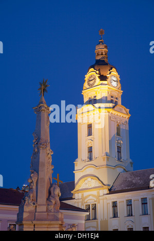 Dreifaltigkeitssäule und Rathaus in der Abenddämmerung, Pecs, Süd-Transdanubien, Ungarn Stockfoto