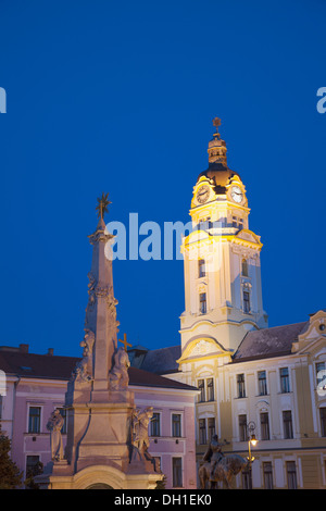 Dreifaltigkeitssäule und Rathaus in der Abenddämmerung, Pecs, Süd-Transdanubien, Ungarn Stockfoto