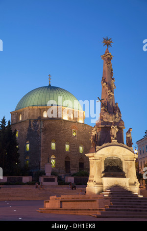 Moschee-Kirche und Dreifaltigkeitssäule in der Abenddämmerung, Pecs, Süd-Transdanubien, Ungarn Stockfoto