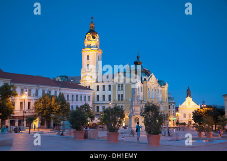 Széchenyi-Platz in der Abenddämmerung, Pecs, Süd-Transdanubien, Ungarn Stockfoto