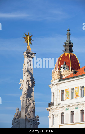 County Hall und Dreifaltigkeitssäule in Szechenyi Platz, Pecs, Süd-Transdanubien, Ungarn Stockfoto