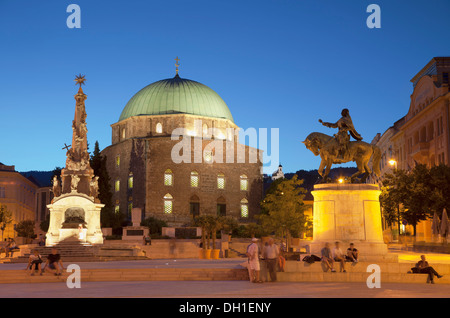 Moschee-Kirche und Dreifaltigkeitssäule in der Abenddämmerung, Pecs, Süd-Transdanubien, Ungarn Stockfoto