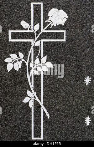 Kreuz mit rose Stockfoto