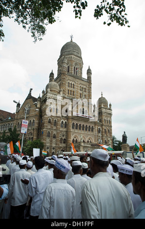 Menschen drängen sich Protest für Anna Hazare Anti-Korruption Agitation bei BMC Bau Mumbai Maharashtra Indien Asien Stockfoto