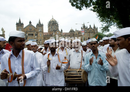 Männer spielen Becken Anna Hazare protestieren Agitation bei VT jetzt CST Mumbai Maharashtra Indien Asien Stockfoto