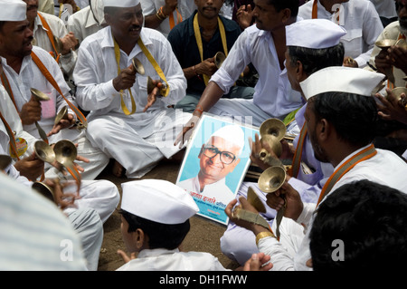 Männer spielen Zimbeln Agitation Demonstration Protest Anna Hazare Unterstützer Bombay Mumbai Maharashtra Indien Asien Stockfoto
