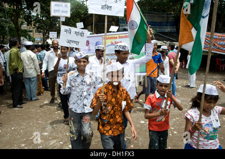 Junge Jungen und Mädchen Plakate Agitation Demonstration Protest Anna Hazare Unterstützer Bombay Mumbai Maharashtra Indien Asien Stockfoto