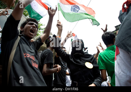 Menschen, die winkende indische Flaggen rufen Jugendliche Agitation Demonstration Protest Anna Hazare Unterstützer Bombay Mumbai Maharashtra Indien Asien Stockfoto