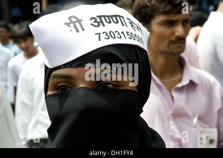 Frau in weißer Mütze für Anna Hazare Agitation Jugendliche Agitation Demonstration Protest Anna Hazare Unterstützer Bombay Mumbai Maharashtra Indien Asien Stockfoto