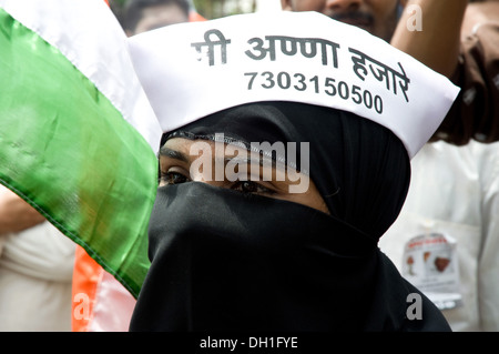 Frau in weißer Mütze für Anna Hazare Agitation Jugendliche Agitation Demonstration Protest Anna Hazare Unterstützer Bombay Mumbai Maharashtra Indien Stockfoto
