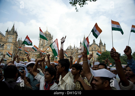 Mann, Anna Hazare Kundgebung am CST Mumbai Maharashtra Indien Asien indische Fahnen winken Parolen schreien Stockfoto